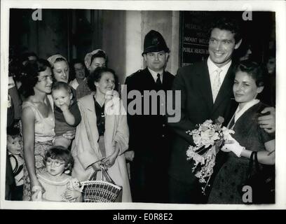 8. August 1958 - irische Bildschirm Schauspieler heiratet Italienerin bei Fulham Standesamt.: Stephen Boyd, der Ire, ein 350-pro-Woche-Filmstar aus einem Kino Dienstmann am Leicester Square stieg, war heute ziemlich Italienerin Mariella di Sarzana, bei Fulham Standesamt verheiratet. Das Paar fliegt zurück nach Rom für Stephen, getragen am Montag auf eine neue Filmversion von "Ben Hur" wieder aufzunehmen. Foto zeigt das glückliche Paar posieren für ihre Foto, beobachtet von einigen Menschen, die Außenseiter Standesamt um zu sehen, das paar gesammelt. Stockfoto