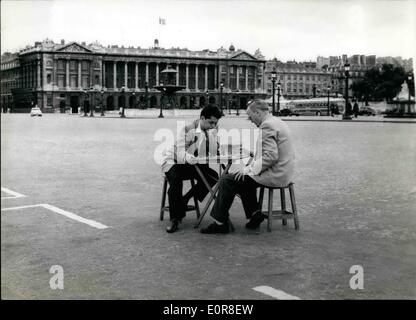 8. August 1958 - Paris verlassen als Urlaub Saison erreicht Höhepunkt OPS: The Place De La Concorde, die verkehrsreichsten Verkehrszentrale in Paris suchen vollkommen leer. Zwei Schach Fiends friedlich Indule in ihrem Lieblings Spiel recht mitten auf der Straße, wo kein Fahrzeug in Sicht ist. Stockfoto