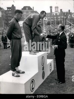 7. Juli 1958 - Finaltag des British Empire Games. Der Herzog von Edinburgh, präsentiert die Goldmedaille zu Herb Elliott, Australiens, nach Stockfoto