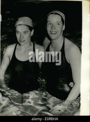 7. Juli 1958 - Empire World Games schwimmen Rekord gebrochen: Foto zeigt Judy Grinham England, rechts im Bild mit Margaret Stockfoto