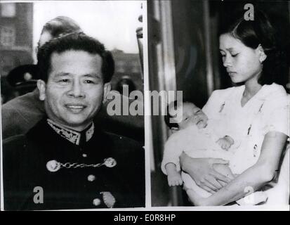 7. Juli 1958 - kambodschanische Botschafter entlassen. Der kambodschanische Botschafter in London, seine Exzellenz Herr Sam Sary, hat entlassen, weil Sie ein Kindermädchen bei der Botschaft zu schlagen. H ist zugelassen, schlagen aber behauptet, dass er das Recht dazu unter kambodschanische Recht hatte. die kambodschanische Regierung entschuldigte sich bei der britischen Regierung gestern Mr Sary Verhalten. Herr Sary liess für Kambodscha vor zwei Wochen. 22-jährige IV Eng Seng, die Krankenschwester, wen Herr Sary floh Form der Botschaft mit ihrem drei Monate alten Baby und die kambodschanische Regierung forderte die ausländischen Ofice schlagen, um Herr zu betrachten, Stockfoto