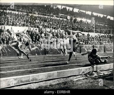 7. Juli 1958 - British Empire Games in Cardiff... Sensationelle Finish des 120 yards Hürde Ereignis: das Ende des Finales des 120 Yards Hürden Event bei den British Empire Games... Keith Gardner (Jamaika) Köpfe der Band gewinnt j.j. Swart (Südafrika) fällt auf den Rücken auf das Band zum sechsten beurteilt werden... Nachdem er Berufung eingelegt hatte der Richter hatte eine genauere Betrachtung der Foto-Finish - und er erhielt den zweiten Platz. G. Razik (Pakistan) wurde Dritte (Nr. 39) und R. fremden gleich Zeit des Siegers war 14 Sekunden. Stockfoto