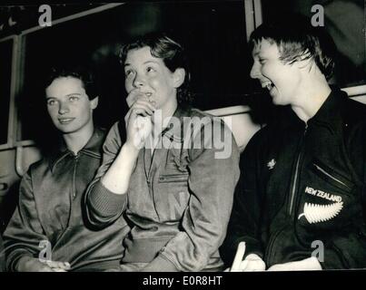 7. Juli 1958 - British EMPIRE GAMES: Weltrekord ERSCHÜTTERT. BIPPA Foto zeigt: JUDY GRINHAM England, Küsse die Goldmedaille gewann sie w Stockfoto