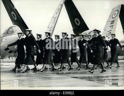 7. Juli 1958 - Zaunkönige teilnehmen im Komödie Film.: eine Gruppe von Mitgliedern der Women es Royal Naval Service, gesehen marschieren über den Flugplatz auf der Lee-on-Solent Air Station gestern während einer Szene für den neuen britischen Komödie Film '' weitere Up the Creek''. Die Szene aufgerufen für Windschatten von einer Jet-Engine, die Uniformen wegzublasen - aber die echte Zaunkönige wurden nicht dafür verwendet - ihre Plätze wurden von jungen Models. Stockfoto