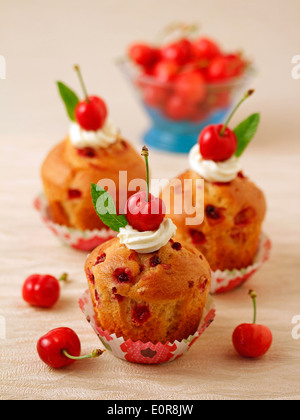 Muffins mit Kirschen. Rezept zur Verfügung. Stockfoto