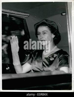 8. August 1958 - Königin Arrives in London HM The Queen wieder in London ist heute angekommen nach krank am Ende ihrer Tour im Norden genommen. Es wurde offiziell bekannt gegeben, dass die Königin eine schwere Erkältung hat und '' akute Sinusitis mit Fieber ''. Der Besuch war sie heute nach Carlisle haben abgesagt werden. Keystone-Fotoshows: The Queen H.M gesehen weben in ihrem Auto, wenn sie im Buckingham-Palast ist heute angekommen nach einer Fahrt von Euston, wo sie in den königlichen Zug gekommen war. Stockfoto