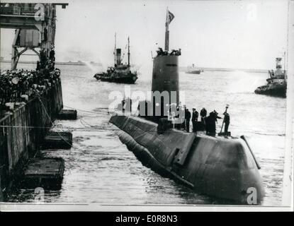 8. August 1958 - The Nautilus kommt bei Portland: Die Vereinigten Staaten nuklearen angetriebene u-Boot Nautilus, Portland Harbour heute Nachmittag, am Ende ihrer Reise sie unter dem Nordpol nahm angekommen. Foto zeigt: Die Besatzung des u-Boot gesehen auf dem Deck, als die Nautilus kommt heute an ihrem Liegeplatz im Hafen von Portland. Stockfoto