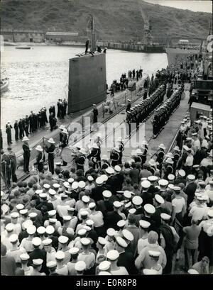 8. August 1958 - begrüßt Großbritannien die Nautilus; Die Vereinigten Staaten nuklearen angetriebene u-Boot Nautilus erhielt ein herzliches Willkommen, als sie in Portland, Dorset gestern - die erste Anlaufstelle nach ihrem historischen Reise ankam, sie unter dem Nordpol nahm. Foto zeigt allgemeine Ansicht der Szene im Portland Hafen bei der Ankunft der Nautilus gestern. Mitglieder der Besatzung säumen die Decks. Stockfoto