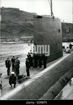 8. August 1958 - nahm Großbritannien begrüßt die Nautilus-The Vereinigten Staaten atomar angetriebenen u-Boot NAUTILUS einen großen Empfang gegeben wurde, als sie die erste Anlaufstelle nach ihrer historischen Journeywhich in Portland, Dorset gestern - ankam sie unter dem Nordpol. Keystone-Fotoshows:-die Szene an Bord der NAUTILUS während der Rede von den amerikanischen Botschafter Herr John Hay Whitney. Auf seiner rechten Seite ist das u-Boot Kapitän, Commander Anderson. H/Keystone 1750/692221 Stockfoto