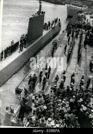 8. August 1958 - kamen Großbritannien begrüßt die Nautilus als sie ankommt in Portland Harbour-The Vereinigten Staaten Atom-u-Boot Nautilus in Portland Harbour heute Nachmittag, am Ende ihrer Reise sie unter dem Nordpol nahm. Tausende Urlauber jubelten und Schiffe Sirenen Klang eine willkommen, als das u-Boot im Hafen näherten. Foto zeigt:-die Crew der Nautilus säumen die Decks, als das u-Boot im Hafen von Portland mit einem Empfang von einer königlichen Marine Band kommt. RBN/J. Keystone. RBN/692201 Stockfoto