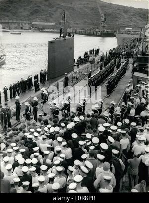 8. August 1958 - Hafen auf die Ankunft der Nautilus gestern. Mitglieder der Besatzung säumen die Decks. Großbritannien begrüßt die Nautilus; Die Vereinigten Staaten nuklearen angetriebene u-Boot Nautilus erhielt ein herzliches Willkommen, als sie in Portland, Dorset gestern - die erste Anlaufstelle nach ihrem historischen Reise ankam, sie unter dem Nordpol nahm. Foto zeigt allgemeine Ansicht der Szene in Portland Stockfoto