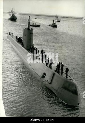 8. August 1958 - begrüßt Großbritannien die Nautilus als sie im Hafen von Portland ankommt; Die Vereinigten Staaten nuklearen angetriebene u-Boot Nautilus erreichten Portland Harbour heute Nachmittag, am Ende ihrer Reise sie unter dem Nordpol nahm. Tausende Urlauber jubelten und Schiffe Sirenen Klang eine willkommen, als das u-Boot im Hafen näherten. Foto zeigt einen allgemeinen Überblick über das u-Boot Nautilus segelt in den Hafen von Portland mit Futter das Deck Crew-Mitglieder. Stockfoto