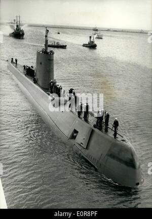 8. August 1958 - begrüßt Großbritannien Nautilus, als sie im Portland Hafen ankommt. Die Vereinigten Staaten nuklearen angetriebene u-Boot Nautilus erreichten Portland Harbour heute Nachmittag, am Ende ihrer Reise sie unter dem Nordpol nahm. Tausende Urlauber jubelten und Schiffe Sirene Klang eine willkommen, als das u-Boot den Hafen näherten. Foto zeigt: eine allgemeine Übersicht über die u-Boot Nautilus als She-Segeln in den Hafen von Portland mit Futter das Deck Crew-Mitglieder. Stockfoto