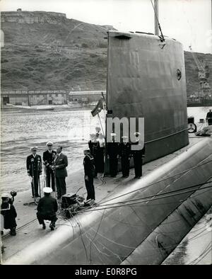 8. August 1958 - begrüßt Großbritannien die Nautilus. Die Vereinigten Staaten nuklearen angetriebene u-Boot Nautilus erhielt ein herzliches Willkommen, als sie ankamen, Portland, Dorset gestern - der erste Teil eines Anrufs nach ihrer historischen Reise, die nahm sie unter den North Poole. Keystone-Foto zeigt: Die Szene an Bord der Nautilus während der Rede des amerikanischen Botschafters, Herrn John Hay Whitney. Auf seiner rechten Seite ist das u-Boot Kapitän, Commander Anderson. Stockfoto