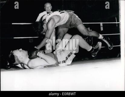 7. Juli 1958 - den British Empire Games in Cardiff. Boxen an der Sophia-Garten-Pavillon. Foto zeigt im Mittelgewicht Präliminarien: Singh Hari (Indien), fast umfällt wie er klopft Glyn Moston Wasser (Wales), während das Empire and Commonwealth Games in Cardiff. Stockfoto