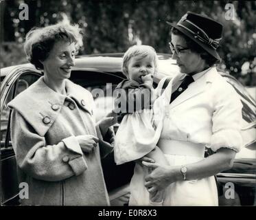 7. Juli 1958 - erste britische nach Hause kommen aus dem Irak; Die Party von britischen Frauen und Kindern die ersten Briten t o verlassen Irak seit der Revolution, Southend Airport heute Morgen angekommen. Vom Flughafen wurden sie zum Air Trooping Transit Hotel am Honcon getrieben. Sie flog von Bagdad über Nikosia. Foto zeigt; Eine Rot-Kreuz-Krankenschwester, hält ein Jahr alt Maria, wie Marias Mutter, Ehefrau von einer Lehrerin auf nach der Ankunft in Hendon heute aussieht. Stockfoto