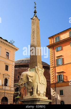 Piazza della Minerva Elefant von Bernini und kleinen Obelisken, Rom, Italien Stockfoto