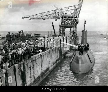 8. August 1958 - begrüßt Großbritannien die Nautilus. Die Vereinigten Staaten atomar angetriebenen u-Boot Nautilus erhielt eine große willkommen, wenn Stockfoto