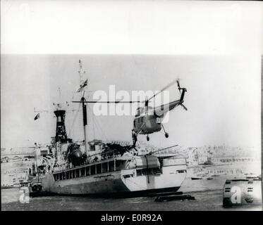 8. August 1958 - Hubschrauber landen auf Versand Schiff Malta Hafen. C. in C. Versand Schiff HMS Surprise - zeigt ihr Deck, das geändert wurde, drei Hubschrauber unterzubringen. Die Hubschrauber sind in diesem Fall verwendeten in der Landung Übungen, um r.m. Commadoes von einem Ort zum anderen zu tragen... Das Schiff ist im Hafen von Valetta, Malta gesehen. Stockfoto