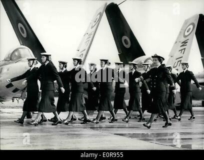 13. Juli 1958 - Teilnahme 13.7.58 Zaunkönige-Komödie. Eine Gruppe von Mitgliedern der Women es Royal Naval Service, gesehen marschieren über den Flugplatz in Les auf Solent Air Station gestern während einer Szene für die neue britische Komödie film weitere Up the Creek. Die Szene gefordert Windschatten von einer Jet-Engine, die Uniformen wegzublasen, aber echte Zaunkönige dienten nicht dazu, ihre Plätze wurden von jungen models Stockfoto