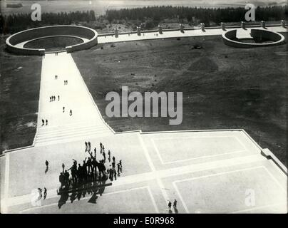 10. Oktober 1958 - ehemalige KZ Buchenwald Blick vom Glockenturm: Memorial kreisförmige Massgraves & Avenue des Nations. Stockfoto