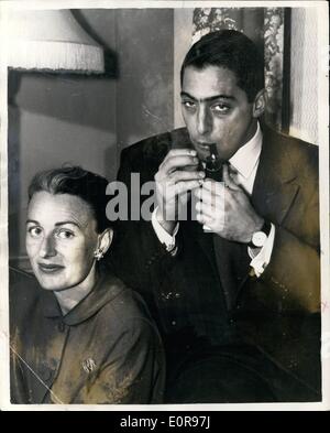 10. Oktober 1958 - Mike Todd Jr. und seine Frau in London.  Foto zeigt: Mike Todd Jr. und seine Frau Sarah gesehen in ihrem hotel Stockfoto