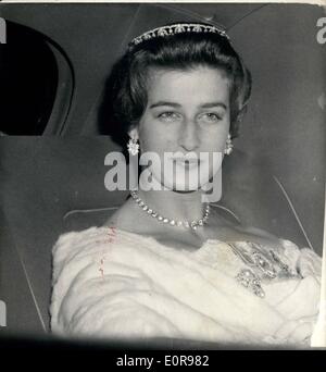 10. Oktober 1958 - Präsident Heuss in London am Stand besuchen Bankett am Buckingham Palace.: Foto zeigt Prinzessin Alexandra, Tochter der Herzogin von Kent, kommt mit dem Auto am Buckingham Palace, dem Staatsbankett heute Abend zu besuchen. Stockfoto