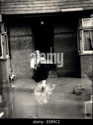 Sept. 06, 1958 - Flut Szenen nach der letzten Nacht Sturm; Viele Häuser wurden überflutet und Schäden an Gebäuden im letzten Nächte Super Sturm, der Süden von England gefegt. Foto zeigt Herr L. Newell, rettet einige seiner Sachen aus seinem Haus namens '' Sunnydene'' am Billericay, Essex, heute Morgen. Er und seine Frau wurden von ihrer linken mit dem Boot in den frühen Morgenstunden Vormittag gerettet. Stockfoto