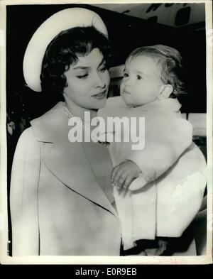 10. Oktober 1958 - GINA LOLLOBRIGIDA und BABY MILKO der berühmte italienische Schauspielerin GINA LOLLOBRIGIDA, verließ Rom für Madrid vor kurzem, wo sie einen Film mit dem amerikanischen Schauspieler Tyrone Power machen wird. Gina wurde von ihrem Ehemann, MILKO SCOFIC, und ihrem kleinen Sohn MILKO, Jr. KEYSTONE Foto zeigt ab dem Flughafen gesehen:-GINA LOLLOBRIGIDA hält wenig MILKO am Flughafen bevor sie für Madrid Links. Milko war am Flughafen, um sie zu sehen. Stockfoto