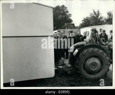 10. Oktober 1958 - Caravan Räumung Kraft zurückzieht: Polizei und Gerichtsvollzieher, wer auf dem Campingplatz in Chertsey-Lane, Egham, Surrey, gestern ging ein Obergericht, um die unerlaubte Website klar durchzusetzen wurden auf Anweisung des Richters P.L.E Rawlings zurückgezogen. Er vertagte sich bis zum nächsten Mittwoch Antrag auf Slough Land für einen Aufschub der Hinrichtung. Als der Gerichtsvollzieher ankam, zog Frau einen alten Wohnwagen über Eingang auf der Website. Während der nächsten vier Stunden brachte die Gerichtsvollzieher in zwei Traktoren, ein LKW und ein Land Rover zu schleppen die Karawanen entfernt Stockfoto