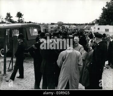 10. Oktober 1958 - Caravan Site Eviction Force zieht sich zurück: Polizei und Gerichtsvollzieher, die gestern auf den Caravan-Platz in Chertsey-lanc, Egham, Surrey, gingen, um einen High Court Befehl zur Räumung des nicht lizenzierten Geländes durchzusetzen, wurden auf Befehl von Richter P.L.E. zurückgezogen Rawlings. Er vertagte bis zum nächsten Mittwoch einen Antrag auf eine Hinrichtungsaufstellung beim Slough County Court. Als die Gerichtsvollzieher ankamen, schleppten Frauen eine alte Karawane über den Eingang des Geländes. Während der nächsten vier Stunden brachten die Gerichtsvollzieher von zwei Traktoren, einen Lllrry und einen Land Rover, um die Wohnwagen abzuschleppen Stockfoto