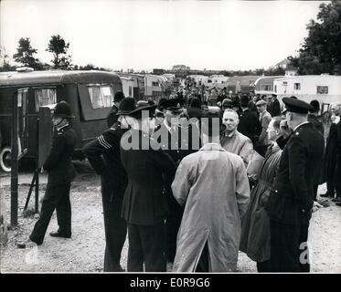 10. Oktober 1958 - Caravan Site Eviction Force zieht sich zurück: Polizei und Gerichtsvollzieher, die gestern auf den Caravan-Platz in Chertsey-lanc, Egham, Surrey, gingen, um einen High Court Befehl zur Räumung des nicht lizenzierten Geländes durchzusetzen, wurden auf Befehl von Richter P.L.E. zurückgezogen Rawlings. Er vertagte bis zum nächsten Mittwoch einen Antrag auf eine Hinrichtungsaufstellung beim Slough County Court. Als die Gerichtsvollzieher ankamen, schleppten Frauen eine alte Karawane über den Eingang des Geländes. Während der nächsten vier Stunden brachten die Gerichtsvollzieher von zwei Traktoren, einen Lllrry und einen Land Rover, um die Wohnwagen abzuschleppen Stockfoto