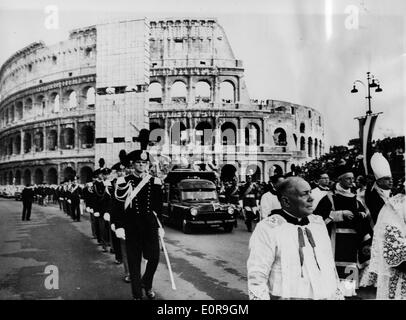 Der Trauerzug von Papst Pius XII Stockfoto