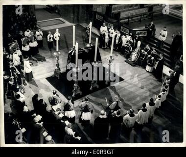 11. Oktober 1958 - Totenmesse für den Papst Pius XII. in der Westminster Cathedral. Das Foto zeigt den Erzbischof von Westminster sitzen vor dem Catafalgue - während der Totenmesse für den Papst - in der Westminster Cathedral heute Morgen. Stockfoto