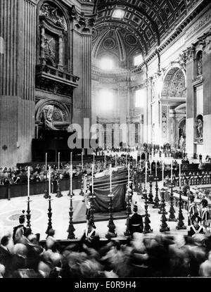 Katholiken zahlen ihren letzten Respekt zu Papst Pius XII Stockfoto