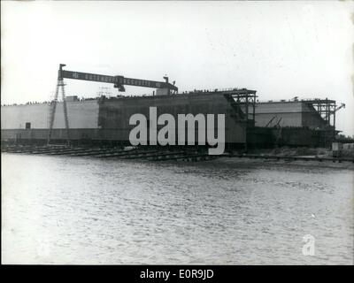 Sept. 09, 1958 - The Greatest Floating Dock der Welt: werden Ende September in den deutschen Wharf Hamburg-Finkenwerder. Es ist 210 Meter lang und 47 Meter breit. die Kosten laufen auf 16 bis 18 Millionen DM. kann es Schiffe bis zu 65 BRT. Foto zeigt die riesigen Stahl Box, die noch an die "Gute Hoffnungshütten Fabrik in Blexen bei Nordenham an der unteren Weser. Stockfoto