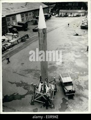 Sept. 09, 1958 - Black Knight Testflug: A Testflug einer ballistischen Rakete - The Black Knight - konzipiert für Forschungszwecke fand auf der australischen Range in Woomera. Der Test war erfolgreich und die Rakete nach Erwartungen durchgeführt. Eine Reihe von Testflügen des Fahrzeugs wird durch das Ministry of Supply in Zusammenarbeit mit der Australian Department of Supply durchgeführt. Die Rakete wurde von einem Team unter der Leitung von der Royal Aircraft Establishment des Ministry of Supply entwickelt, um die Forschungsdaten liefern Stockfoto