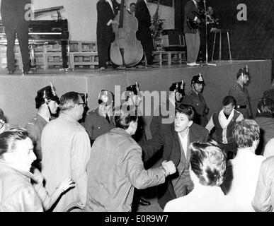 Rowdy Fans während eines Bill Haley und die Kometen-Konzert