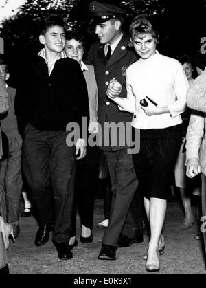 Elvis Presley in Uniform mit Freundin Margrit Buergin Stockfoto
