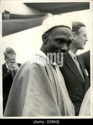 Sept. 09, 1958 - nigerianische Premierminister kommt In London: Der Premierminister der Föderation von Nigeria - Alhaji Abubakar Tafalia Balewa - kam am Londoner Flughafen an diesem Morgen. Er ist an der konstitutionellen Konferenz teilzunehmen. Das Foto zeigt die Premierminister der nigerianischen Föderation - Flughafen London heute Morgen. Stockfoto