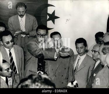 Sept. 09, 1958 - '' frei ALGERISCHE Regierung '' verkündet IN Kairo... Mehr als zweihundert örtlichen Honoratioren Zeitungsmänner und Fotografen besuchte vor kurzem die Verkündigung der '' freie algerischen Regierung '' in der Gartenstadt-Zentrale in Kairo... Der erste Ministerpräsident der provisorischen Regierung ist EL SAYAD FARHAT ABBAS, der die algerische Flagge gehisst... Stockfoto