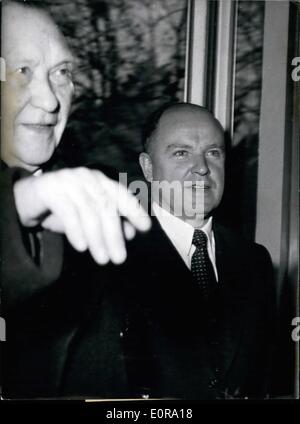 Sept. 09, 1958 - Adenauer ehemaliger Gutachter für Trail begangen: die oberen Staatsanwaltschaft in Bonn anerkannt am Montag, den 22. September die Inhaftierung von dem Kabinett Rat Hans Kilb, der ehemaligen persönlichen Rezensent des Kanzlers des deutschen Bundes Republik Dr. Adenauer, der Bestechlichkeit verdächtig ist. Kilb war Leiter der Abteilung Sicherheit in der Europäischen Union Atom seit Februar. Zeigt Kilb mit seinem ehemaligen Chef Stockfoto