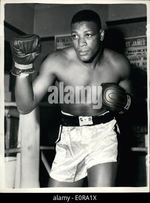 Sept. 09, 1958 - NINO VALOIS-geht-in Ausbildung FDA COCKELL Kampf ARRING Pose. NINO VALDES das Oft. 3 Zoll. Kubanischer Boxer war im training in London heute Morgen Tor seinen bevorstehenden Kampf mit RON COCKELL zu sehen... Valdes ist auf weiße Hosen für die Oontest trotz der British Board of Boxing Control Regeln tragen, die es KEYSTONE Foto zeigt verbietet durfte bestehen: - Sparring Pose von NINO VALOIS während seiner Ausbildung - mit seinem weißen kurzen:, Thomas 0, Beokett Oym, Old Kent Road heute Nachmittag. Stockfoto