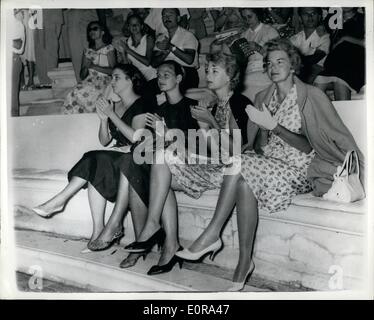 Sept. 09, 1958 - amerikanischen und griechischen Damen - Uhr Griechisches Drama in Athen... Sie Konkurrenten in einem Schönheitswettbewerb sein könnten, aber eigentlich sind sie L-r: Frau Amalia Karamanlis, Gattin des griechischen Premierministers; Frau Rindeberger-Frau des amerikanischen Botschafters - Tochter und Frau des NATO-Chef - General Norstad - und beobachten sie ein griechische Antike Drama im Teatro Herodus Attious unterhalb der Akropolis. Stockfoto