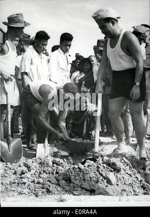 Sept. 09, 1958 - Prinz Norodom Sihanouk weiht seine '' arbeiten '' Politik In Kambodscha: unter der Führung von Prinz Norodom Sihanouk, Politiker, Premierminister von Kambodscha-30.000 kambodschanischen eine beteiligte sich an den Bau einer 13 Km langen Straße verbindet die Dörfer Dangkor und Wat Sleng, etwa 20 Km von der Hauptstadt. Dies war die Einweihung des Prinzen '' arbeiten Politik '' - unter welchen alle Regierung Beamten einschließlich Prinz-M.Ps - Soldaten - Polizei etc. einen Monat pro Jahr in Handarbeit ausgeben müssen - in die Felder oder Fabrik Stockfoto