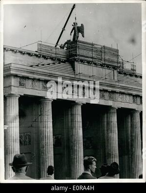 September 09, 1958 - Berlin bekommt ihre ''Göttin Victor  mit dem Eisernen Kreuz und Preußischen:Berlins Göttin  zu ihrem Chariot auf dem Brandenburger und West-Berlin vor kurzem - aber sie war  eith aus den Symbolen des preußischen Militarismus  war eine der berühmtesten Denkmäler zerstört von der russischen Artillerie im Weltkrieg  die beiden Abteilung beschlossen, zusammenzuarbeiten -  wurde komplett mit dem Standard, die  Eiserne Kreuz und Preußischer Adler, und übergeben  Berliner. Die Kommunisten entfernten die , die sie an ihren früheren Sitz zurückbrachte Stockfoto