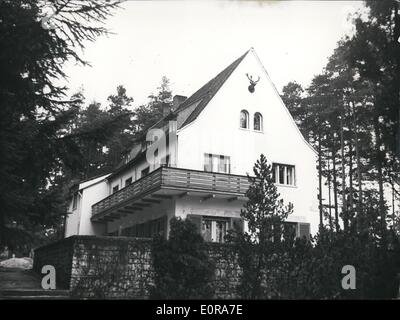 11. November 1958 - Görings alte '' Jagdschloss '' wird in einen modernen Kindergarten umgewandelt werden: die "Jagdschloss" des ehemaligen Reichsmarshall Hermann Goering in Ochenbach in der Nähe von Nürnberg wurde erweitert und von der Stadt Nürnberg mit Ausgaben von 120 000 DM renoviert und hat jetzt für Kinder verdächtig an Tuberkulose. Obwohl das Gebäude als Görings "Jagdschloss" bekannt wurde gehörte nie Georgine. Die Stadt Nürnberg gab es der tatsächlichen Eigentümer der ehemaligen Reichsmarshall zu verwenden, wenn er in Nürnberg geblieben. Stockfoto