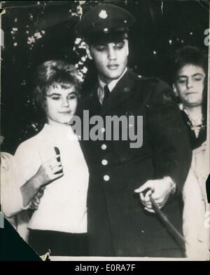 11. November 1958 - Elvis geht zu Fuß mit Freundin Foto zeigt den berühmten Rock ' n Roll star, Elvis Presley, zu Fuß in Bad Homburg, Deutschland heute, mit seiner Freundin, 16-Year-Old Frankfurt Mädchen, Margret Burgin abgebildet. Elvis ist mit der amerikanischen Armee in der Bundesrepublik Deutschland tätig. Stockfoto