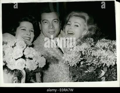 11. November 1958 - Mario Lanza trifft, seine Frau und Zsa Zsa Gabor in Berlin: Wenn Mario Lanza ging zum Flughafen Berlin kürzlich zu seiner Frau Patty, die von Rom angekommen war überrascht seine ehemaligen Filmpartner Zsa Zsa Gabor zu treffen, die auf der gleichen Ebene reiste aus Wien angekommen. Foto zeigt Mario Lanza mit seiner Frau Patty auf links und Zsa Zsa Gabor in Berlin. Stockfoto