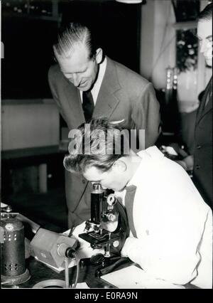 11. November 1958 - Duke of Edinburgh heute einen Besuch in Wye College in der Nähe von Ashford, Kent - geschenkt gesehen das College unter normalen Bedingungen - bei der Arbeit. Foto zeigt: - Richard Wheater ein Student, der kommt aus Brighton - Studium durch ein Mikroskop - von der Duke of Edinburgh in die Botanik Labor - an der Hochschule heute beobachtet. Stockfoto